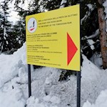Am Parkplatz weist ein großes Wanderschild den Weg auf das Würzjoch