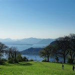 Bei Einheimischen wie Touristen gleichermaßen beliebt: die Liegewiese auf der Rocca