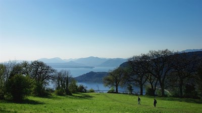 Popular with locals and tourists alike: the lawn on the Rocca