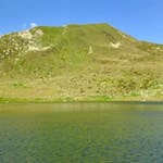 Hinter dem Grünbachsee erhebt sich die Putzenhöhe