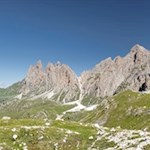 Blick auf die zackenreichen Geisler mit dem Sass Rigais