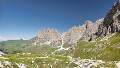 Blick auf die zackenreichen Geisler mit dem Sass Rigais
