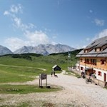 Senneshütte-mit-Blick-auf-den-Lavinores