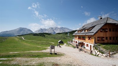 Senneshütte mit Blick auf den Lavinores