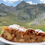 Apfelstrudel in der Almhütte Oberkaser
