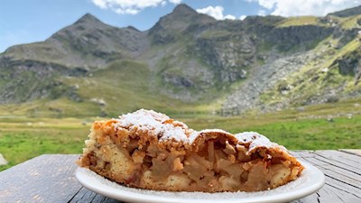 Apfelstrudel in der Almhütte Oberkaser