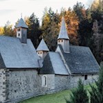 Inmitten einer Lichtung präsentiert sich Dreikirchen