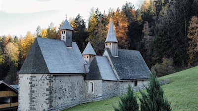 Inmitten einer Lichtung präsentiert sich Dreikirchen