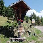 Am großen Flurkreuz zweigt der Weg Nr. 9 zur Sunnolm ab