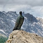 Dieses bronzene Denkmal wurde dem österreichischen Pionier des Alpenvereins Theodor Christomannos gesetzt