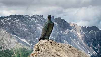 Dieses bronzene Denkmal wurde dem österreichischen Pionier des Alpenvereins Theodor Christomannos gesetzt