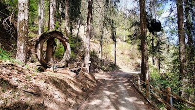 Mitten im Wald steht ein altes Mühlrad