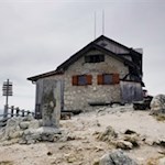 The-Nuvolau-moutain-hut-is-perched-boldly-on-the-summit-of-the-same-name