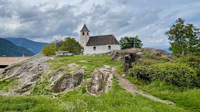 Hoch über dem Etschtal thront St. Hippolyt