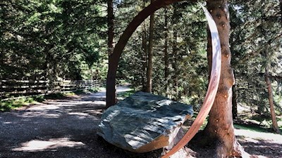 Dieses schlichte und zugleich suggestive Kunstwerk erinnert an die Erschaffung des Himmelsgewölbes