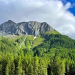 Der Kreuzweg nach Heilig Geist wird von hohen Bergen umrahmt