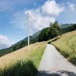 Die Höfestraße führt zum eigentlichen Wanderweg hoch