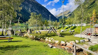 Spielplatz neben der Tennishalle in Vals