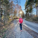 Zunächst führt die Wanderung durch die Handwerkerzone Deutschnofen