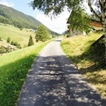 Vom Parkplatz folgt man zunächst einem asphaltierten Wegstück 