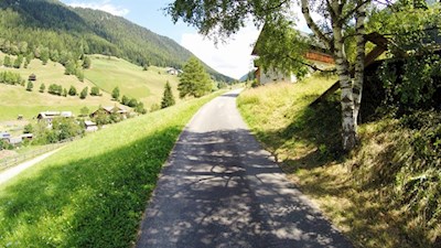 Vom Parkplatz folgt man zunächst einem asphaltierten Wegstück 