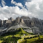 Neben uns erhebt sich der wuchtige Sellastock