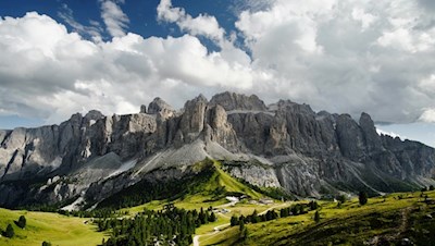 Neben uns erhebt sich der wuchtige Sellastock
