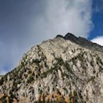 Schroffe Felswände umfrieden den beschaulichen Antholzer See