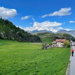 Von Montal führt die Wanderung zunächst zur Gadertaler Straße hinab