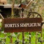 Wie sein lateinischer Name verrät, wird der synergetische Garten vor allem der Natur überlassen