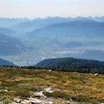 Ausblick von der Platte auf Bruneck und die dahinter aufragenden Dolomiten