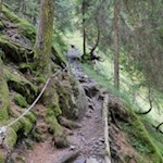 Der Abstieg zum Flitzer Wasserfall ist mit Halteseilen gesichert