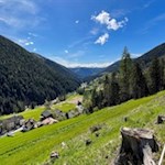 Sulla strada per il lago di Carezza si aprono panorami meravigliosi