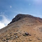 Über die geröllbeladene Gipfelflanke auf den Col Bechei