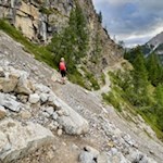 Der Gamssteig führt über steil abfallende Schotterhänge