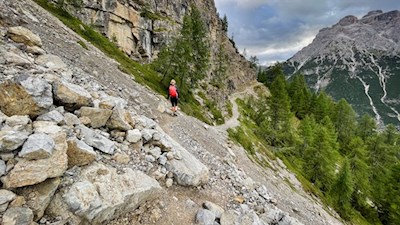 Der Gamssteig führt über steil abfallende Schotterhänge