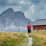 Vor der Kulisse des Peitler lädt die Maurerberghütte zur Einkehr