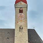 Der Apfelweg beginnt bei der Dorfkirche in Natz