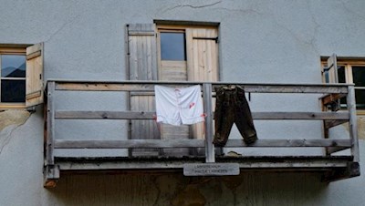 Zur Linken der Labiseben-Alm führt ein schmaler Pfad zum Wilden See