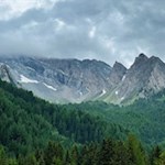 Der Hintertalweg wird von hochaufragenden Bergen umsäumt