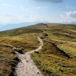 Durch die weiten, sanft gewellten Almwiesen zu den Glittner Seen