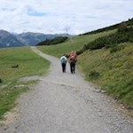 Vom Restaurant Pichlberg führt der anfangs breite Wanderweg Nr. 9B in Richtung Sattele