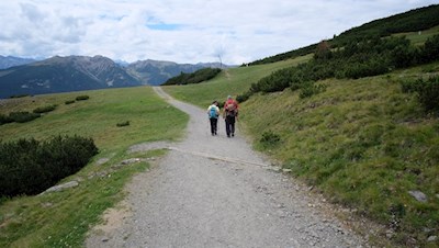 Vom Restaurant Pichlberg führt der anfangs breite Wanderweg Nr. 9B in Richtung Sattele