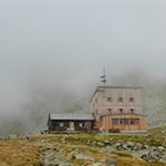 In Nebel gehüllt präsentiert sich die Tribulaunhütte
