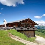 Laranzer Schwaige vor blauem Sommerhimmel