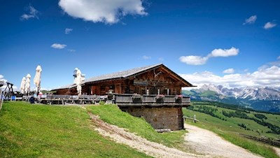 Laranzer Schwaige vor blauem Sommerhimmel