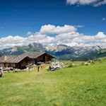 Edelweißhütte vor der Kulisse der umliegenden Dolomiten