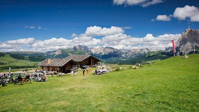 Edelweißhütte vor der Kulisse der umliegenden Dolomiten