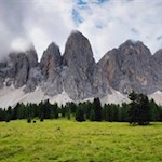 Neben uns erheben sich die Geislerspitzen