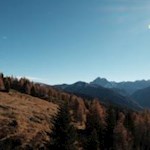 Die Lüsner Alm mit dem weithin sichtbaren Peitlerkofel im Hintergrund